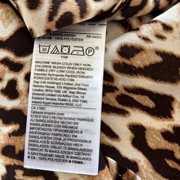 New with tags, Banana Republic button up leopard print blouse size extra small - Picture 3 of 4